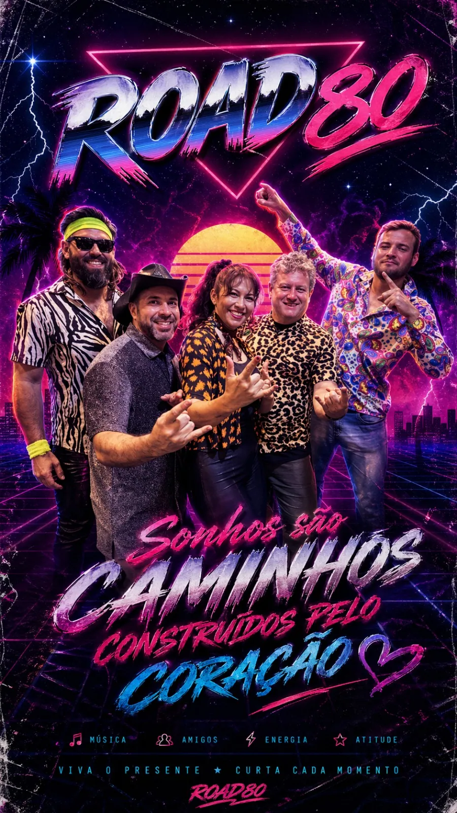 Integrantes da Road80 sorrindo em cenário retrô