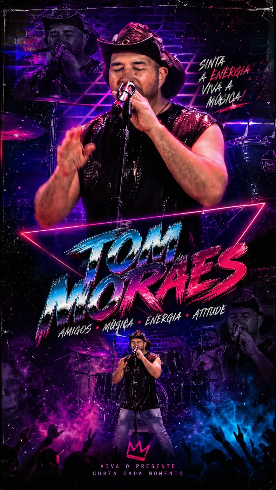 Tom Moraes cantando de olhos fechados